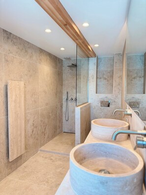 Dusche, Haartrockner, Handtücher