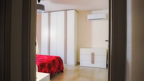 1 Schlafzimmer, Zimmersafe, Schreibtisch, Bügeleisen/Bügelbrett