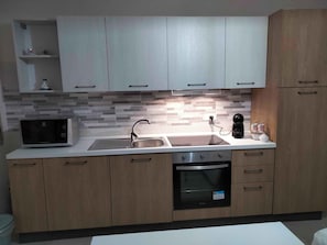 Geladeira, micro-ondas, fogão, cooktop