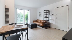 Apartment (1 Bedroom) | Dining room