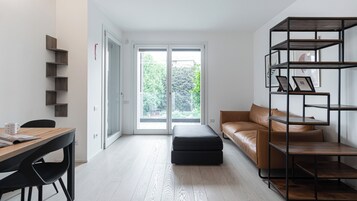 公寓 (1 Bedroom) | 起居区 | 电视