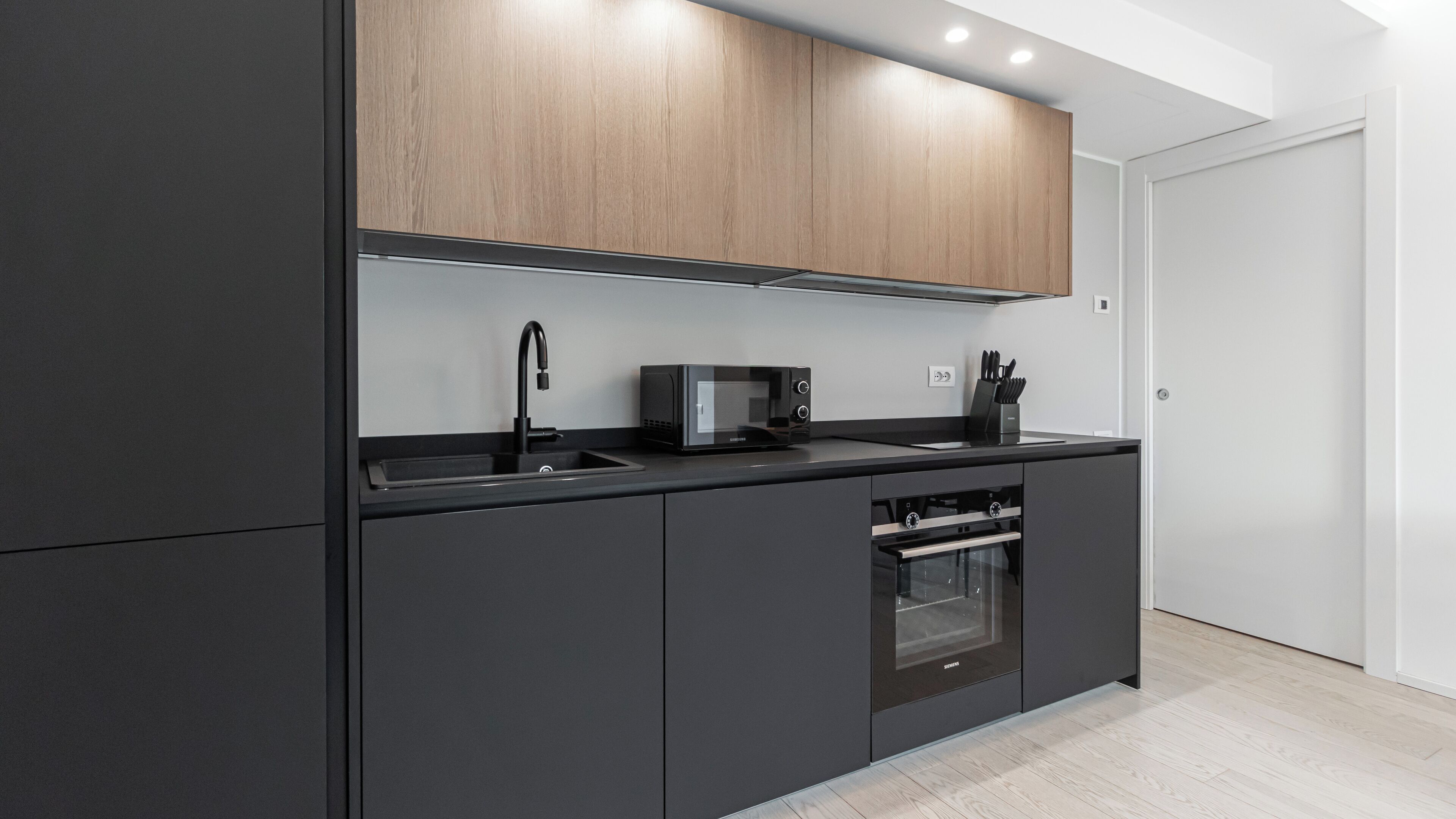 Apartamento (1 Bedroom) | Cocina privada | Microondas, horno, hervidor eléctrico y trona infantil