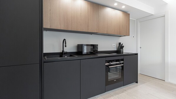 Departamento (1 Bedroom) | Cocina privada | Microondas, horno, tetera eléctrica y periquera 