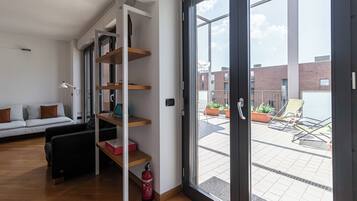 Appartement (2 Bedrooms) | Woonruimte | Een 32-inch smart-tv met kabelzenders