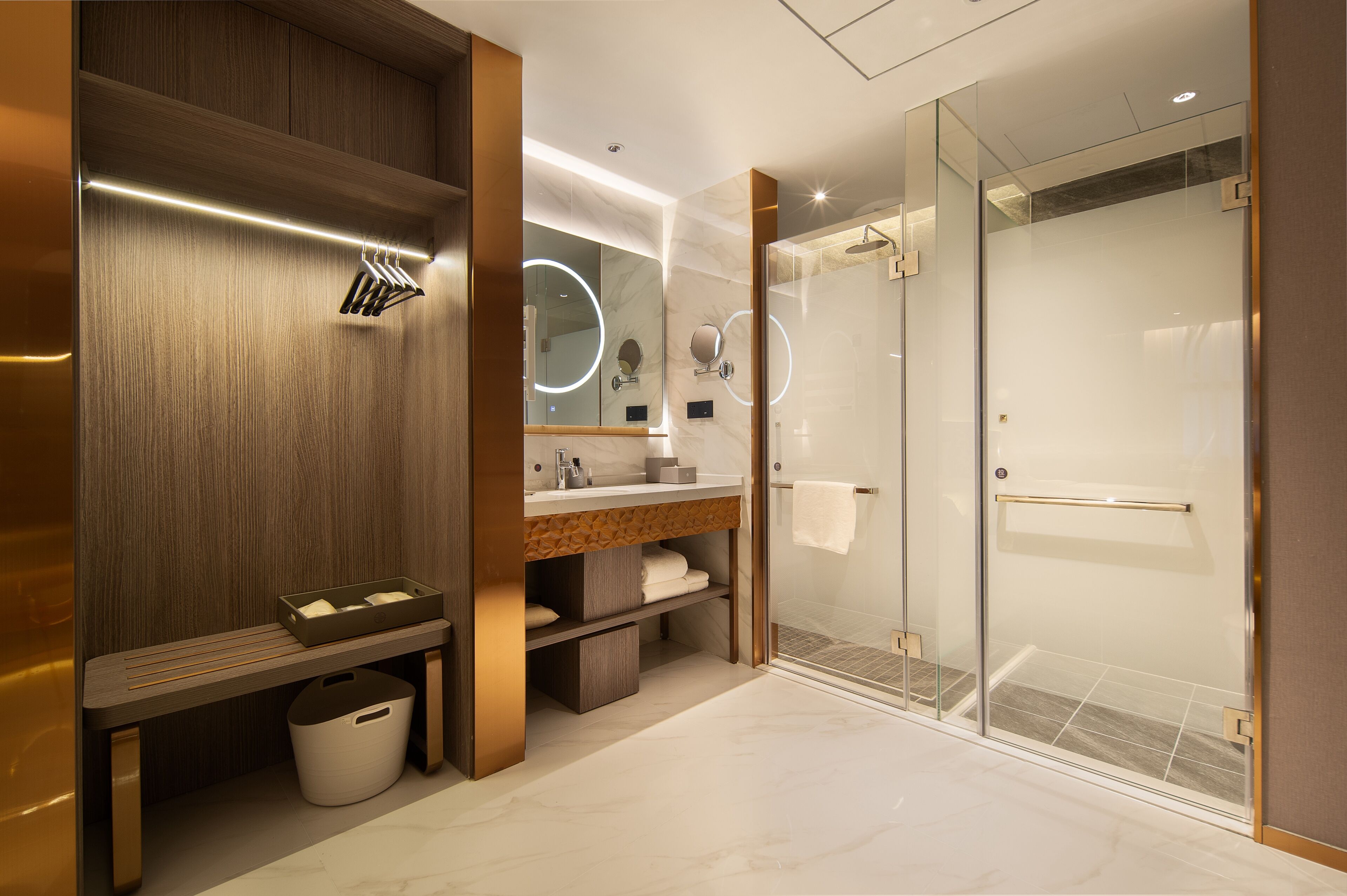 Executive Twin kamer | Badkamer | Een douche, een hydromassagedouche, een haardroger, pantoffels