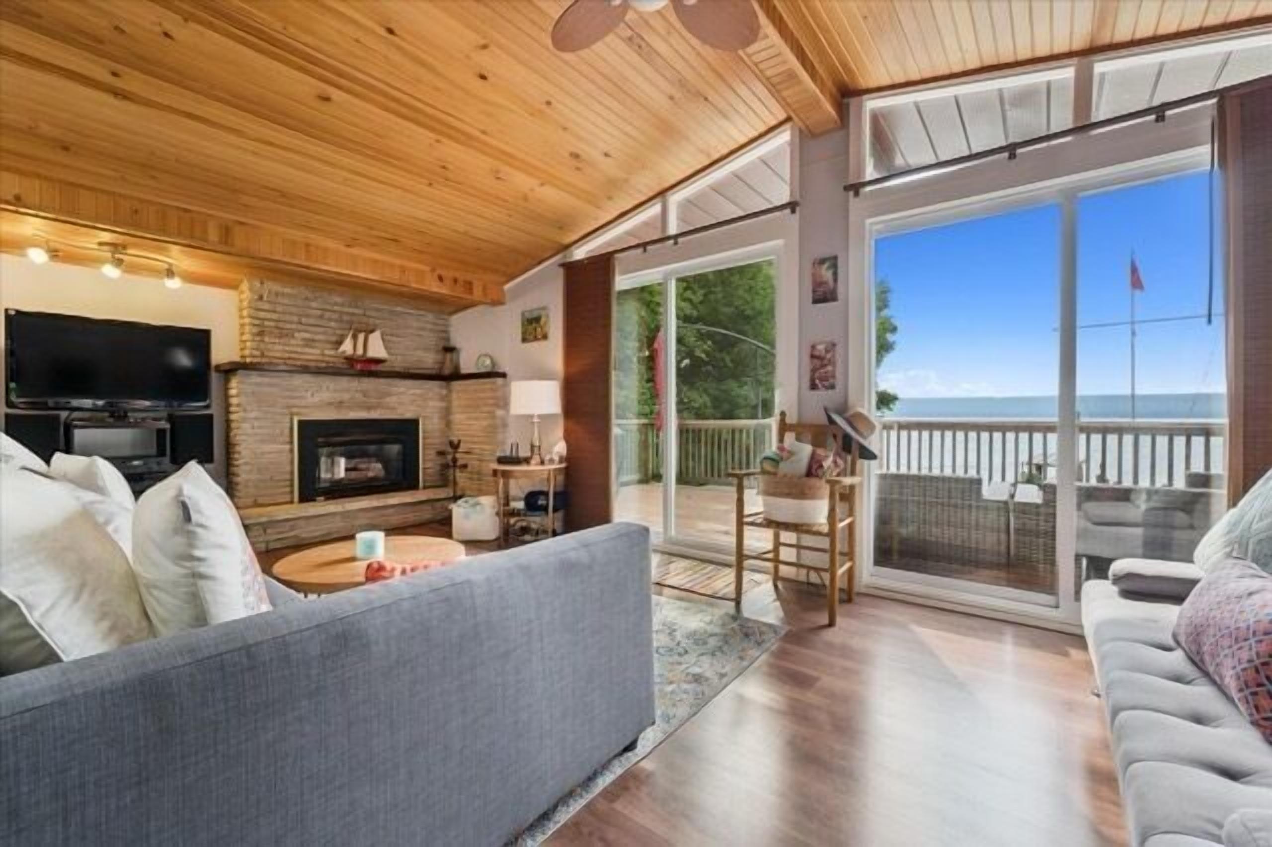 TV, fireplace, offices