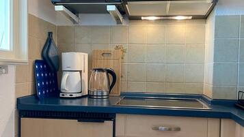 Kühlschrank, Mikrowelle, Herdplatte, Wasserkocher mit Kaffee-/Teezubehör