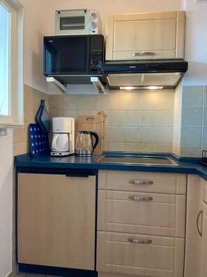 Réfrigérateur, micro-ondes, plaque de cuisson, cafetière/bouilloire