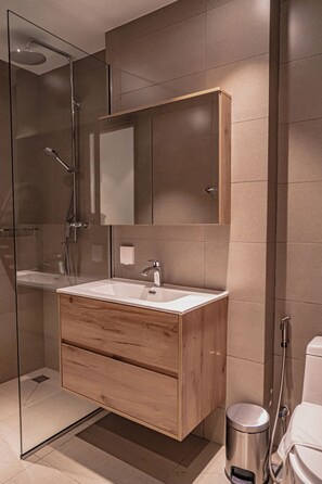 Haartrockner, Handtücher, Seife, Toilettenpapier