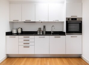 Apartment | Private kitchen | Fridge, microwave, oven, stovetop - Modern Flat in Shoreditch (London)