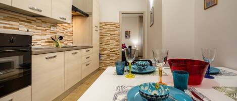 Frigorifero, forno, piano cottura, macchina per tè/caffè