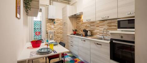 Fridge, oven, stovetop, coffee/tea maker