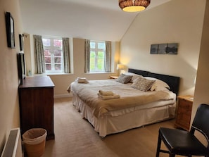 4 habitaciones, tabla de planchar con plancha, internet y ropa de cama