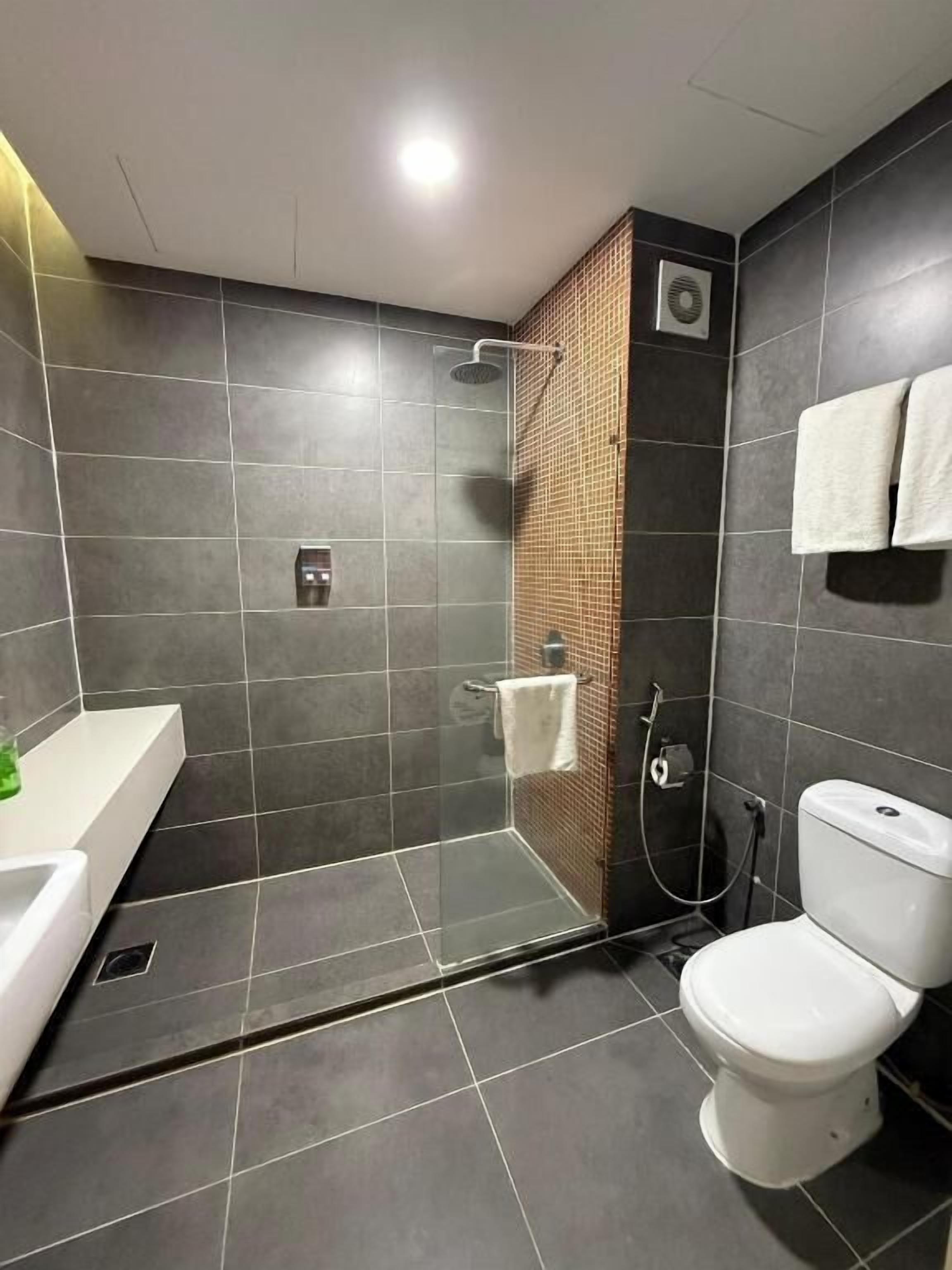 Superior Triple Room, City View | Bathroom | Hair dryer, bathrobes, slippers, towels