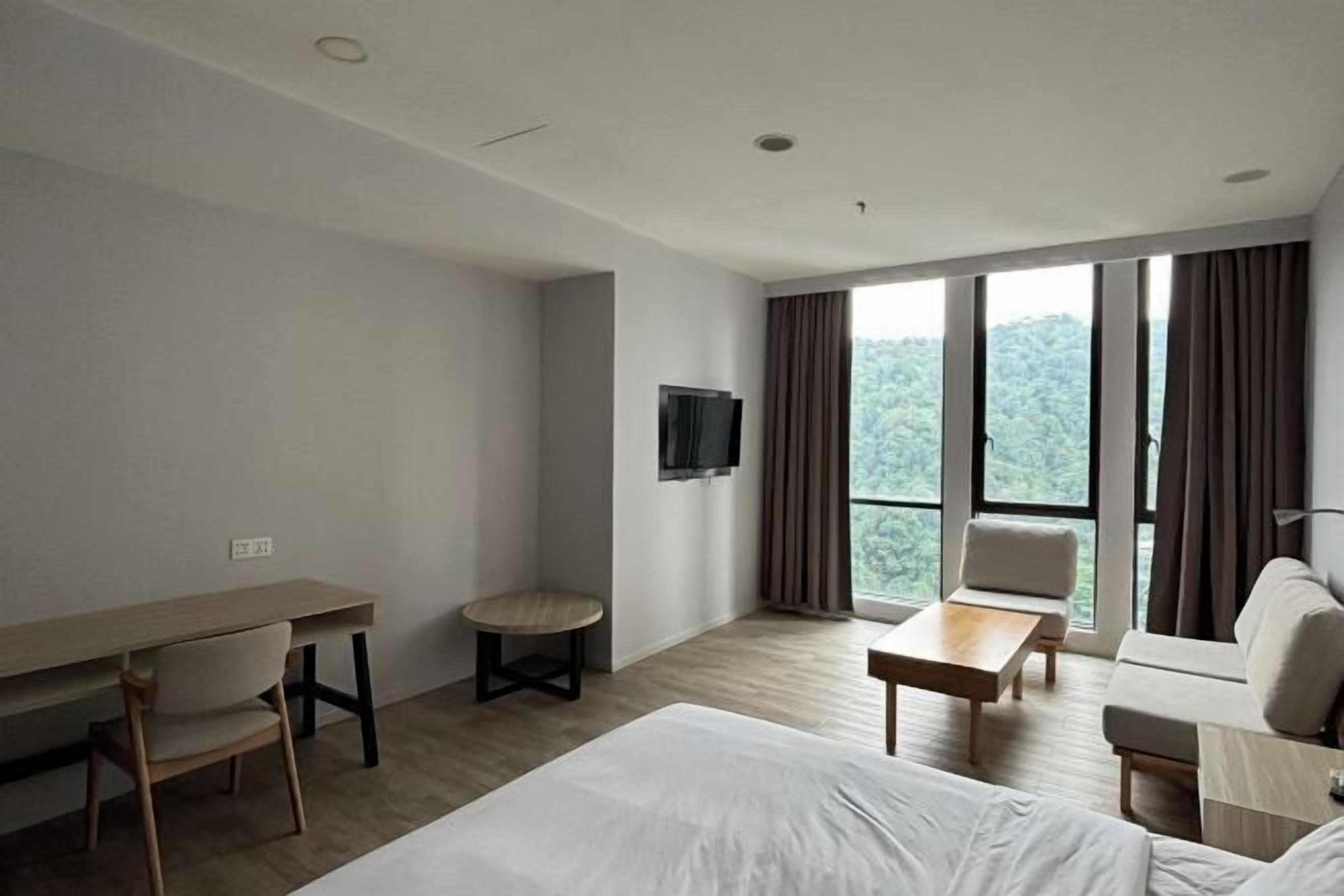 Peti besi dalam bilik, meja, langsir/tirai gelap terus 