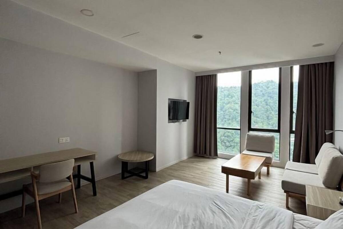 Peti besi dalam bilik, meja, langsir/tirai gelap terus