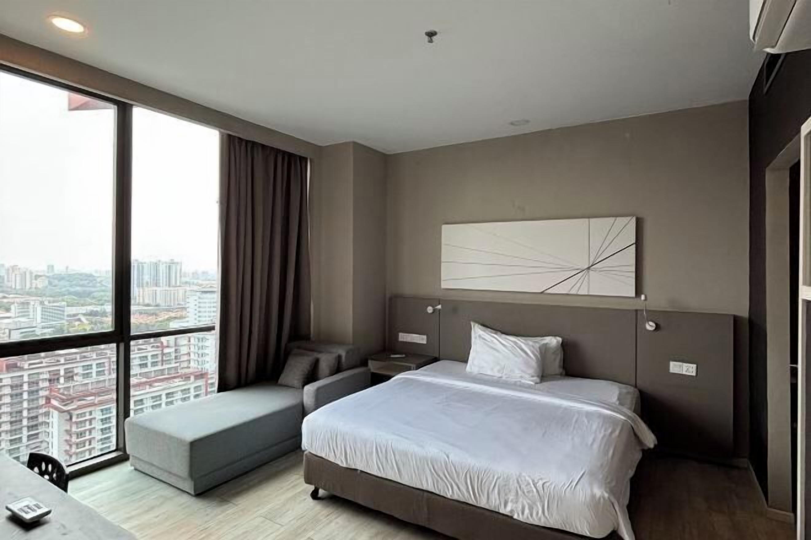 Peti besi dalam bilik, meja, langsir/tirai gelap terus 