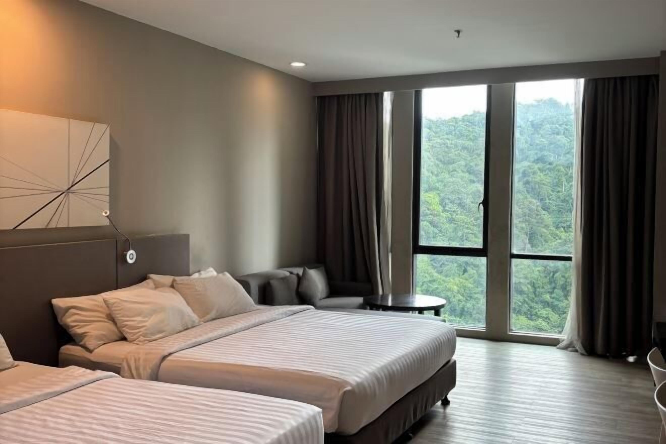 Een kluis op de kamer, een bureau, verduisterende gordijnen