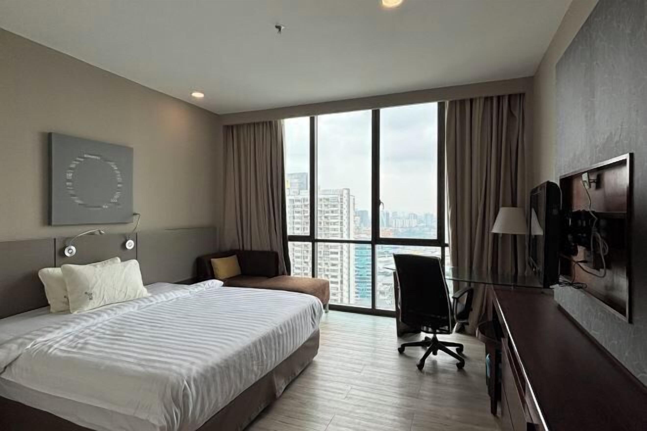 Een kluis op de kamer, een bureau, verduisterende gordijnen