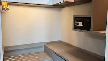 Caja de seguridad en la habitación, escritorio y cortinas blackout