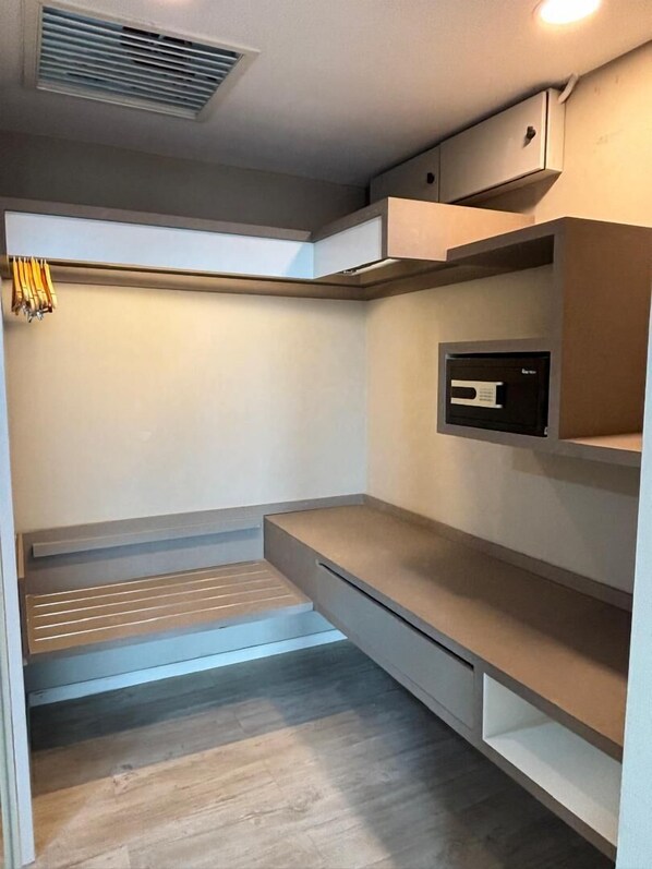 In-room safe, desk, blackout curtains, iron/ironing board - QQ Hotel Rooms Damansara Perdana (Petaling Jaya)