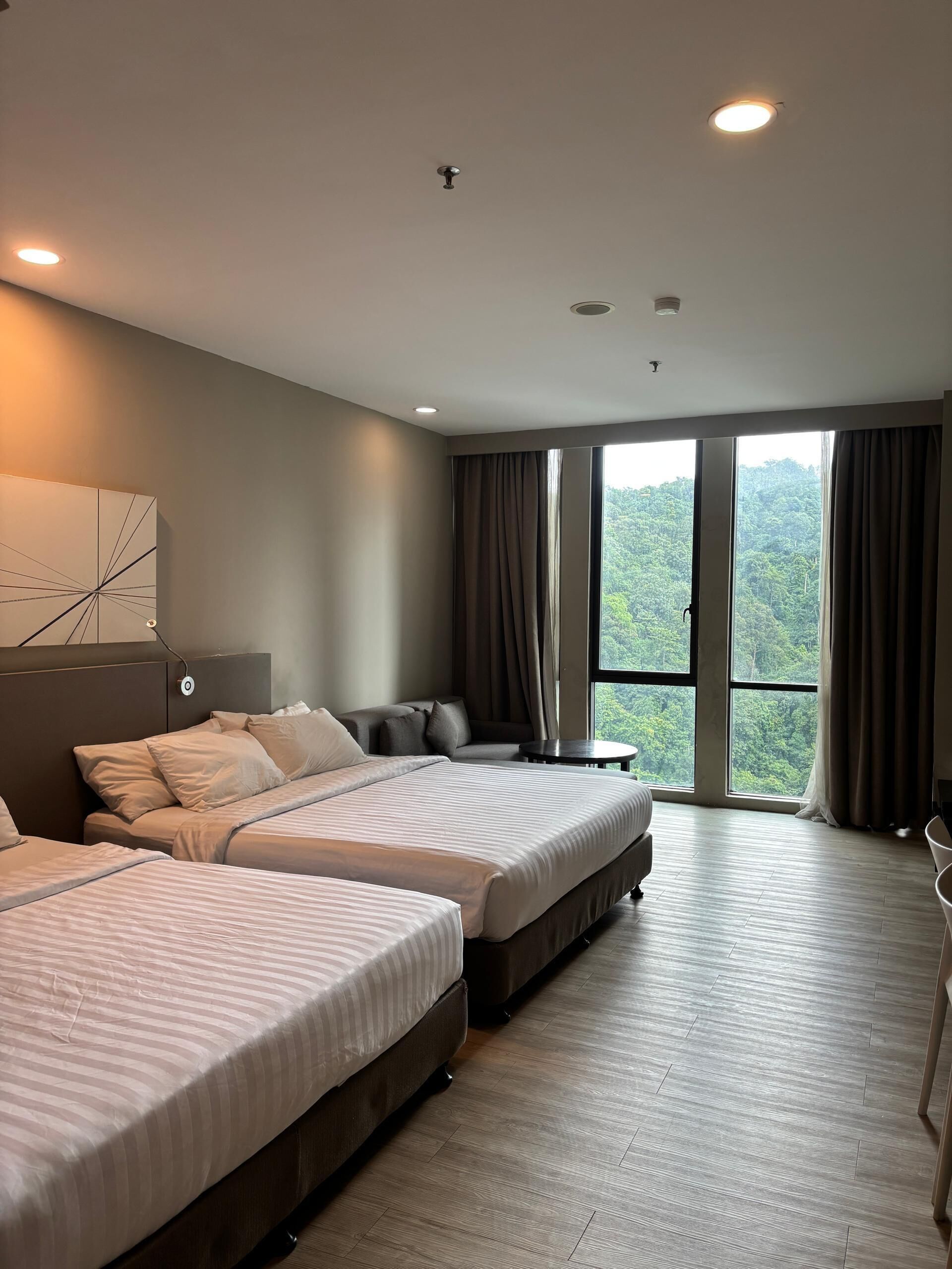 Firemannsrom – deluxe, ikke-røyk, fjellutsikt | Safe på rommet, skrivebord, blendingsgardiner og strykejern/-brett