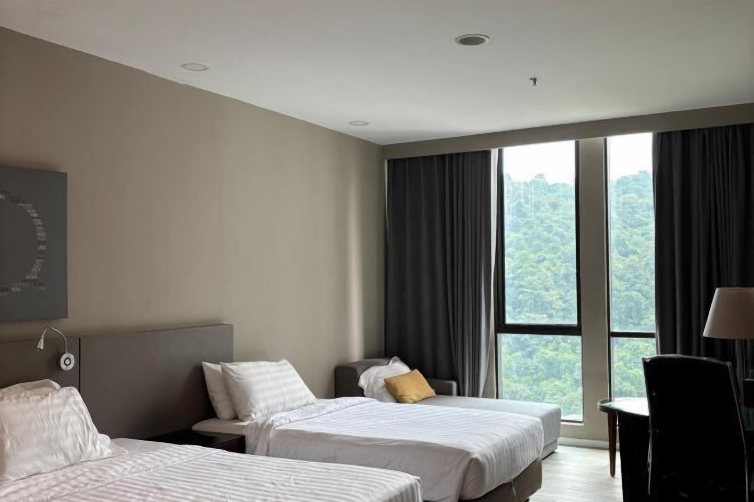 Een kluis op de kamer, een bureau, verduisterende gordijnen