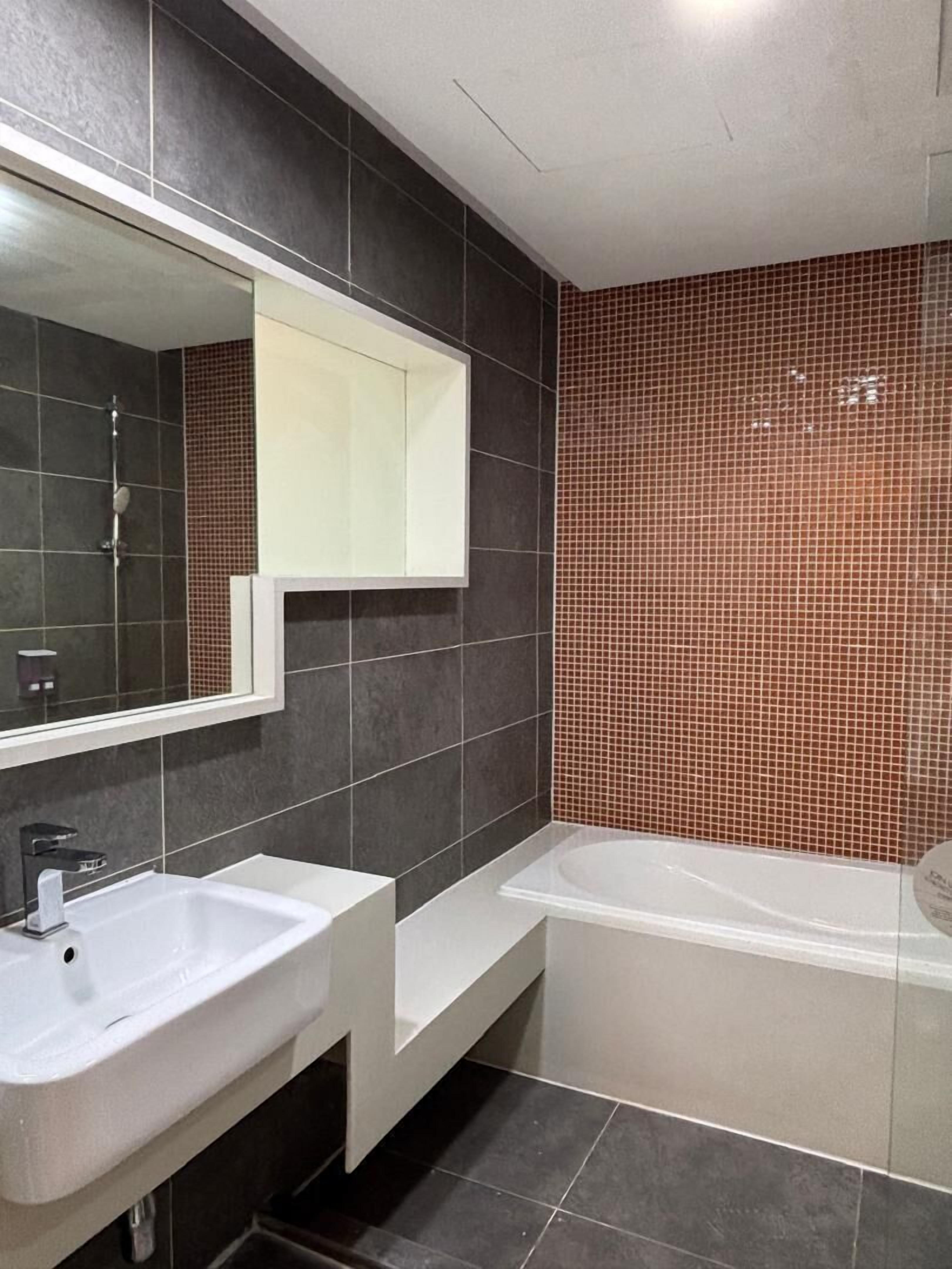 吹风机、浴袍、拖鞋、毛巾