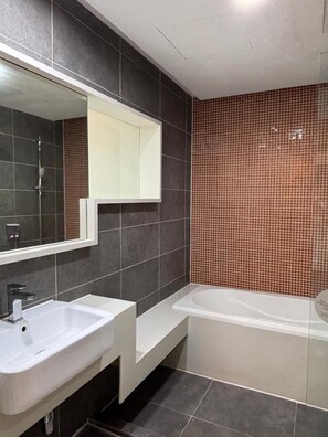 Hair dryer, bathrobes, slippers, towels - QQ Hotel Rooms Damansara Perdana (Petaling Jaya)