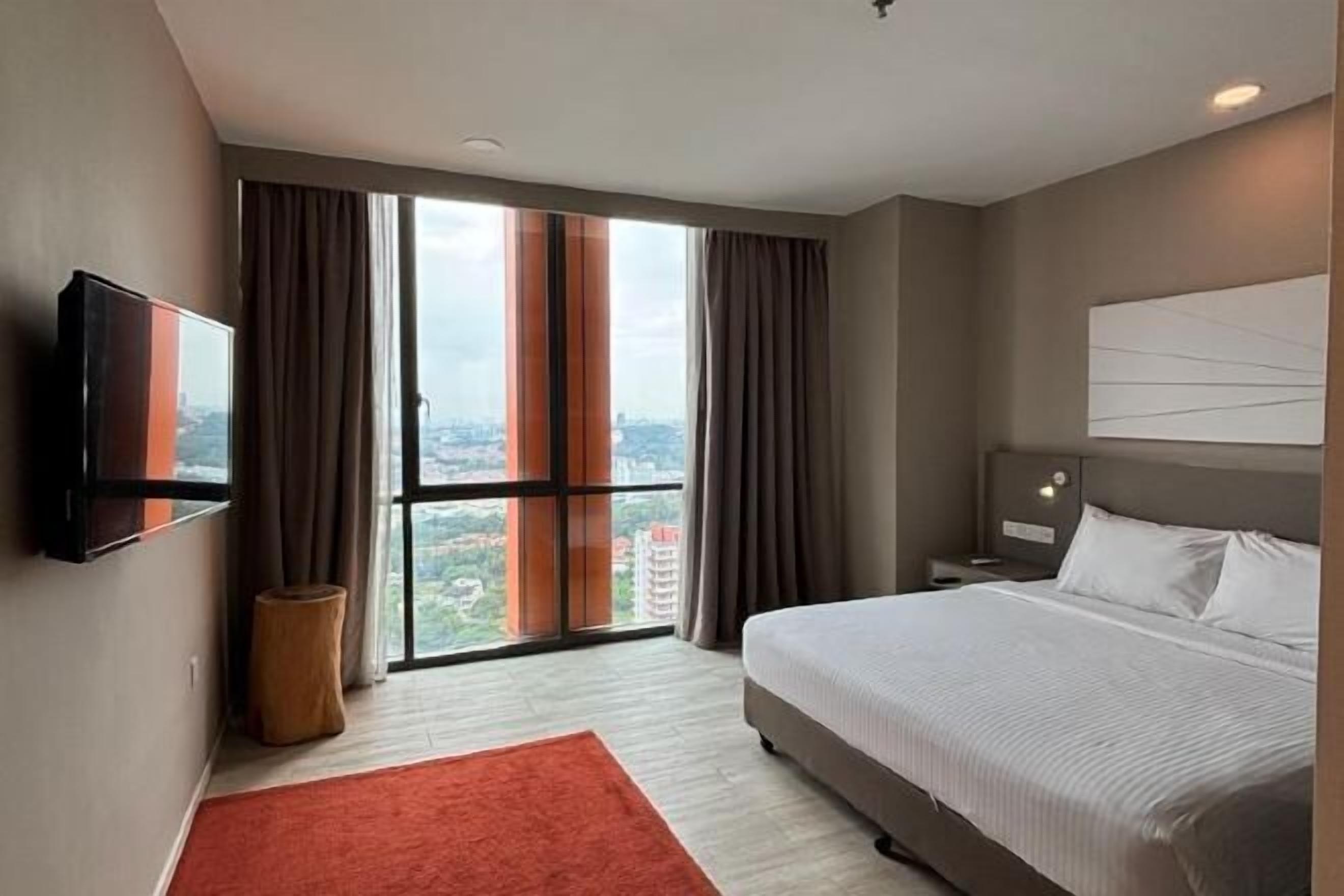 Een kluis op de kamer, een bureau, verduisterende gordijnen