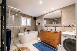 Towels, soap, toilet paper - 4-bedroom house with jacuzzi, private pool and sauna (Apremont)