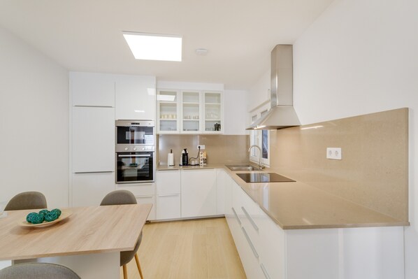 Jääkaappi, mikroaaltouuni, uuni, liesi