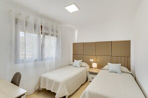 3 habitaciones, tabla de planchar con plancha, wifi y ropa de cama 