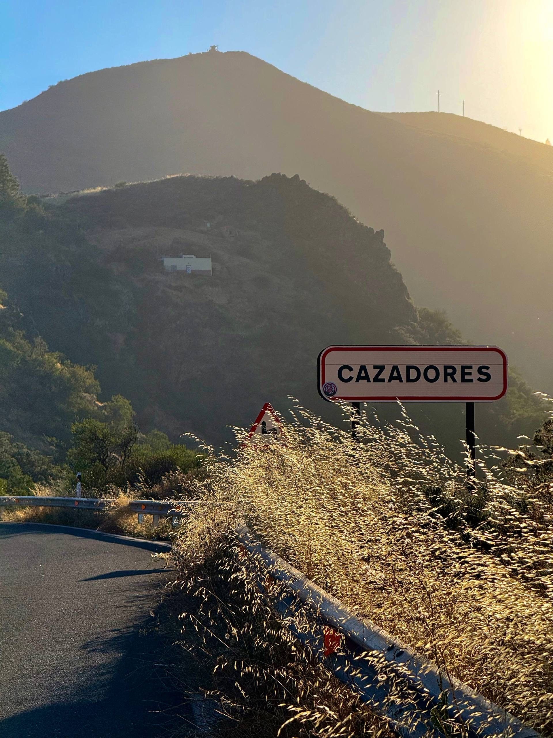 Een verkeersbord met de tekst 'CAZADORES', wat een plaats of gebied aanduidt.