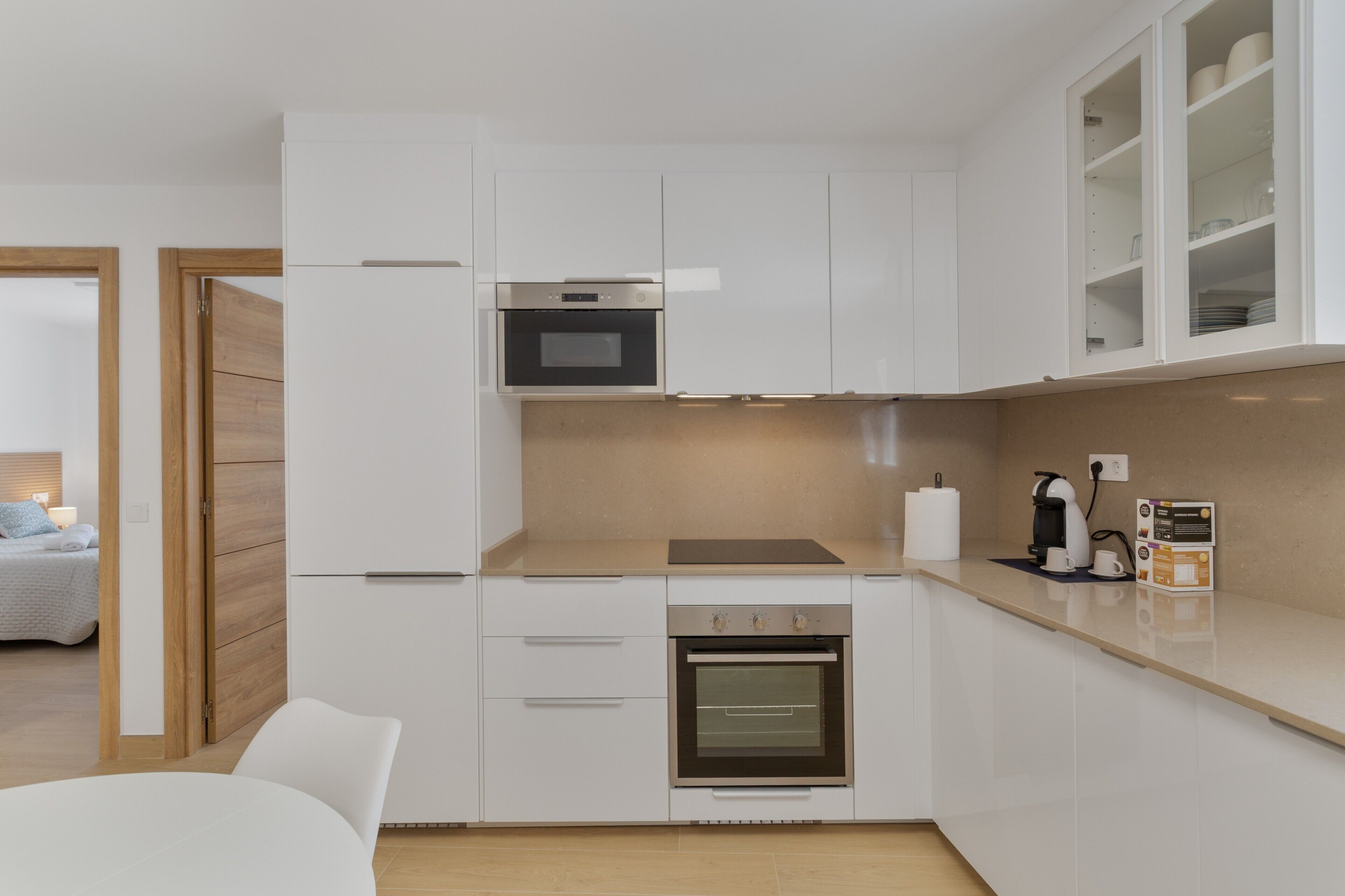 Jääkaappi, mikroaaltouuni, uuni, liesi