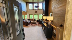 Lobby - Luxe Cabin, View, 4 Bedrooms, Hot Tub, 3 Kings, Private, 8 min to DT BR (Blue Ridge)