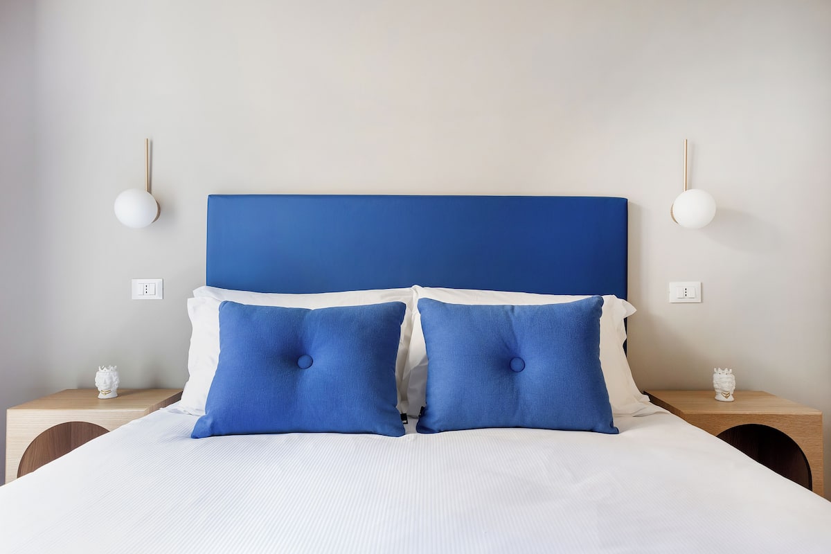 Classic Double Room, Balcony, City View | Peti besi dalam bilik, ruang kerja komputer riba