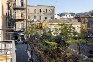 Pengeskab på værelset, arbejdsområde til bærbare computere