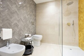 Kamar Double Standar, balkon, pemandangan halaman | Kamar mandi