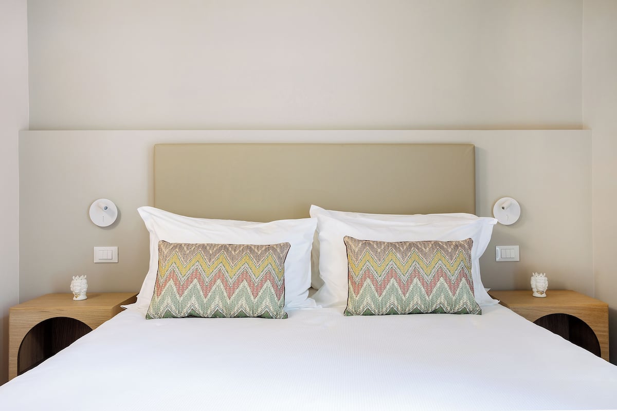 Classic Double Room, City View | Peti besi dalam bilik, ruang kerja komputer riba