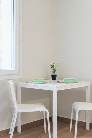Departamento, 1 habitación, planta baja | Cocineta privada | Frigobar, parrilla de estufa, tetera eléctrica y utensilios de cocina