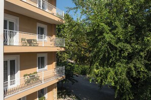 Vista frontal de la propiedad