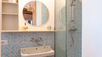 Dusch, hårtork och handdukar