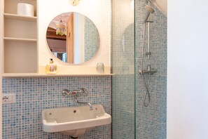 Dusche, Haartrockner, Handtücher