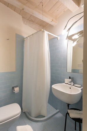 Douche, sèche-cheveux, bidet, serviettes fournies