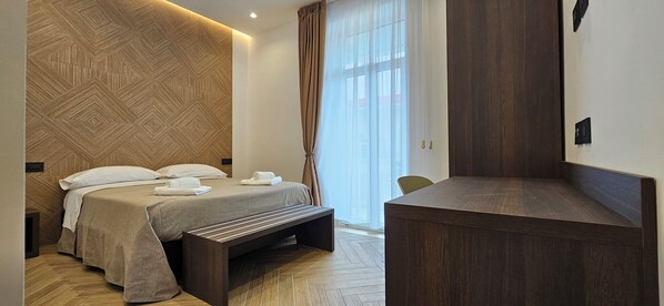 Habitación Deluxe doble | Ropa de cama hipoalergénica y colchones con acolchado adicional