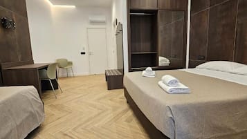 Chambre Triple Deluxe | Literie hypoallergénique, surmatelas, bureau