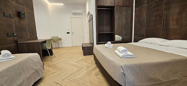 Habitación triple Deluxe | Ropa de cama hipoalergénica, camas con pillow-top y escritorio