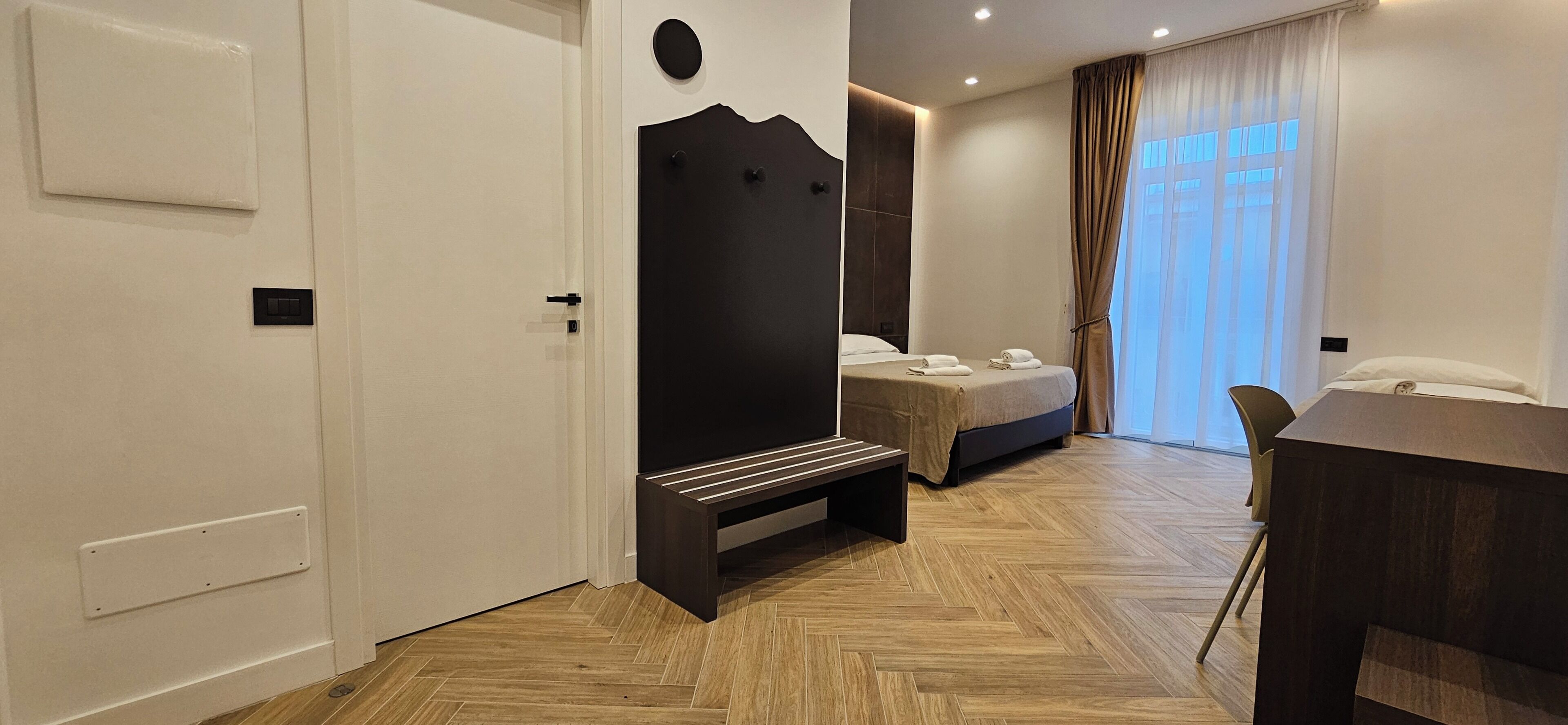 เครื่องนอนป้องกันสารก่อภูมิแพ้, เตียงพร้อมฟูกเสริมที่นอน, โต๊ะทำงาน