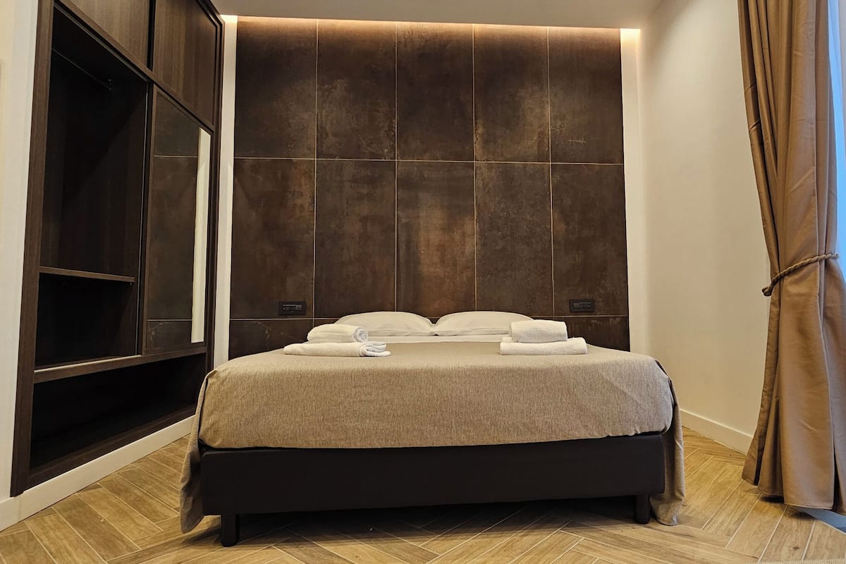 Hypo-allergenic bedding, pillowtop beds, desk, laptop workspace